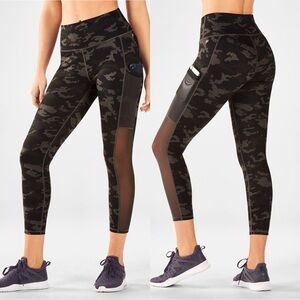 Fabletics On-The-Go PowerHold High-Waisted Capri 23” Charcoal Heather Camo Small
